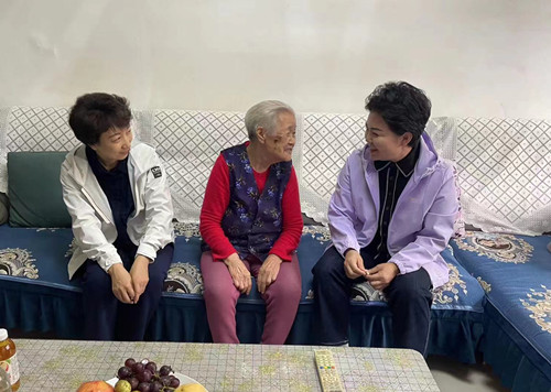 王宏華在國慶節前夕到烏海市走訪慰問僑界代表人士